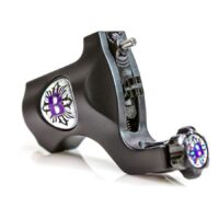 Bishop Rotary CAPO Tattoomaschine Schwarz Schwarze Tattoomaschine aus Aluminium mit lila Akzenten auf weißem Hintergrund