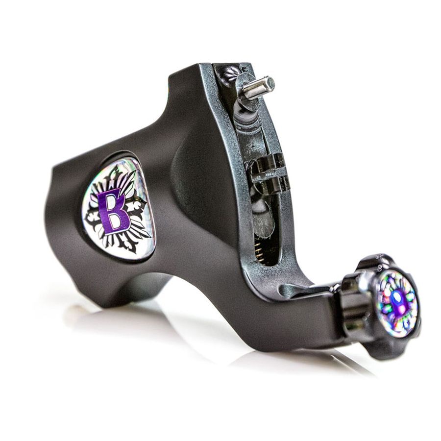 Bishop Rotary CAPO Tattoomaschine Schwarz Schwarze Tattoomaschine aus Aluminium mit lila Akzenten auf weißem Hintergrund