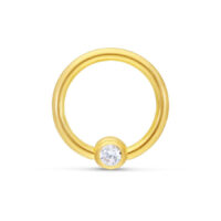 18K Gold Clip in Ring mit Kristall Goldener 18K Clip in Ring mit klarem Kristall auf weißem Hintergrund