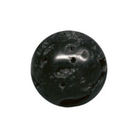 Schwarze Lavakugel aus Stein, 6 mm Größe, auf neutralem Hintergrund