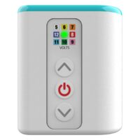 Weißer Airbolt Mini Akku mit LED-Anzeige Weißer Akku mit LED-Anzeige und Tasten auf weißem Hintergrund