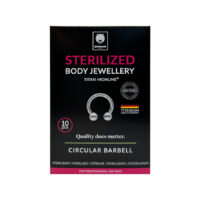 Sterilisierter Circular Barbell aus Titan Silberner Circular Barbell aus Titan auf schwarzem Hintergrund