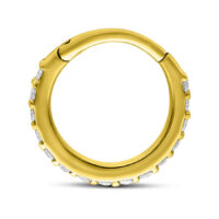 14K Goldring mit Diamanten, Klappmechanismus Goldener Piercingring mit klaren Diamanten auf weißem Hintergrund