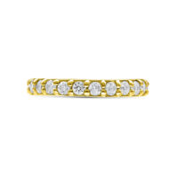 14K Goldring mit Diamantreihe Hinged Goldring mit klaren Diamanten auf weißem Hintergrund