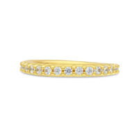 18K Gold Kristall-Piercingring Goldener 18K Piercingring mit klaren Kristallen auf weißem Hintergrund
