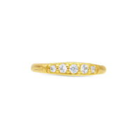18K Gold Pave Piercingring mit Kristallen Goldener 18K Piercingring mit klaren Kristallen auf weißem Hintergrund