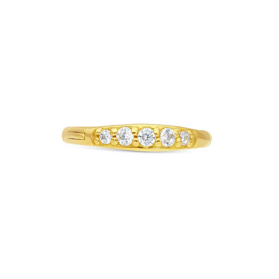 18K Gold Pave Piercingring mit Kristallen Goldener 18K Piercingring mit klaren Kristallen auf weißem Hintergrund