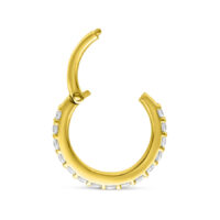 14K Gold Piercingring mit Kristallen Goldener 14K Piercingring mit klaren Kristallen auf weißem Hintergrund