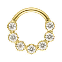 18K Gold Septum Ring mit Moissanit Kristallen Goldener Septum-Ring mit sieben runden Moissanit-Kristallen vor weißem Hintergrund