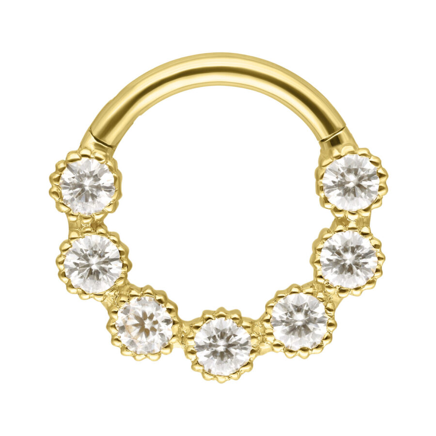 Goldener Septum-Ring mit sieben runden Moissanit-Kristallen vor weißem Hintergrund