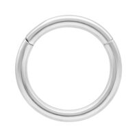 Hinged Ring 14K Weißgold glänzend Glänzender 14K Weißgold-Piercingring auf weißem Hintergrund