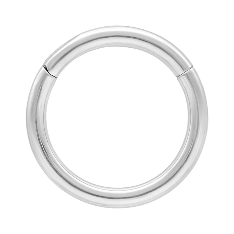 Glänzender 14K Weißgold-Piercingring auf weißem Hintergrund