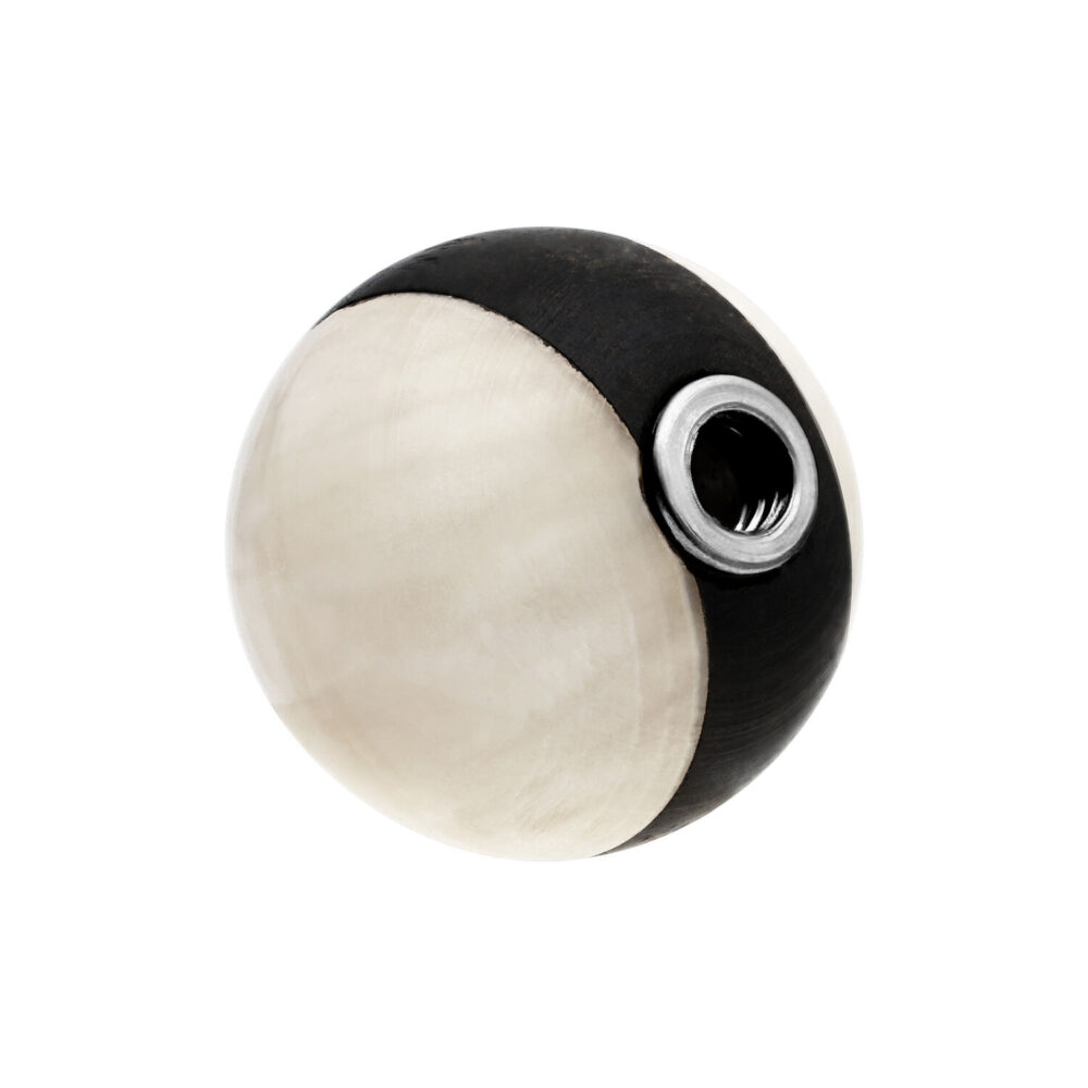 Runde Holzkugel mit schwarzem und weißem Yin-Yang-Design, Innengewinde, auf weißem Hintergrund