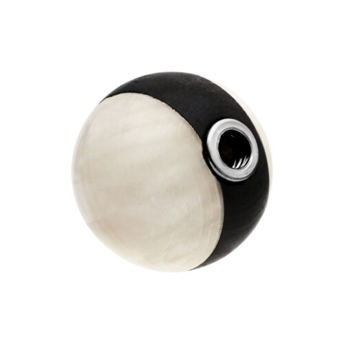 Runde Holzkugel mit schwarzem und weißem Yin-Yang-Design, Innengewinde, auf weißem Hintergrund