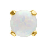 Runder synthetischer Opal in 14K Goldfassung auf weißem Hintergrund