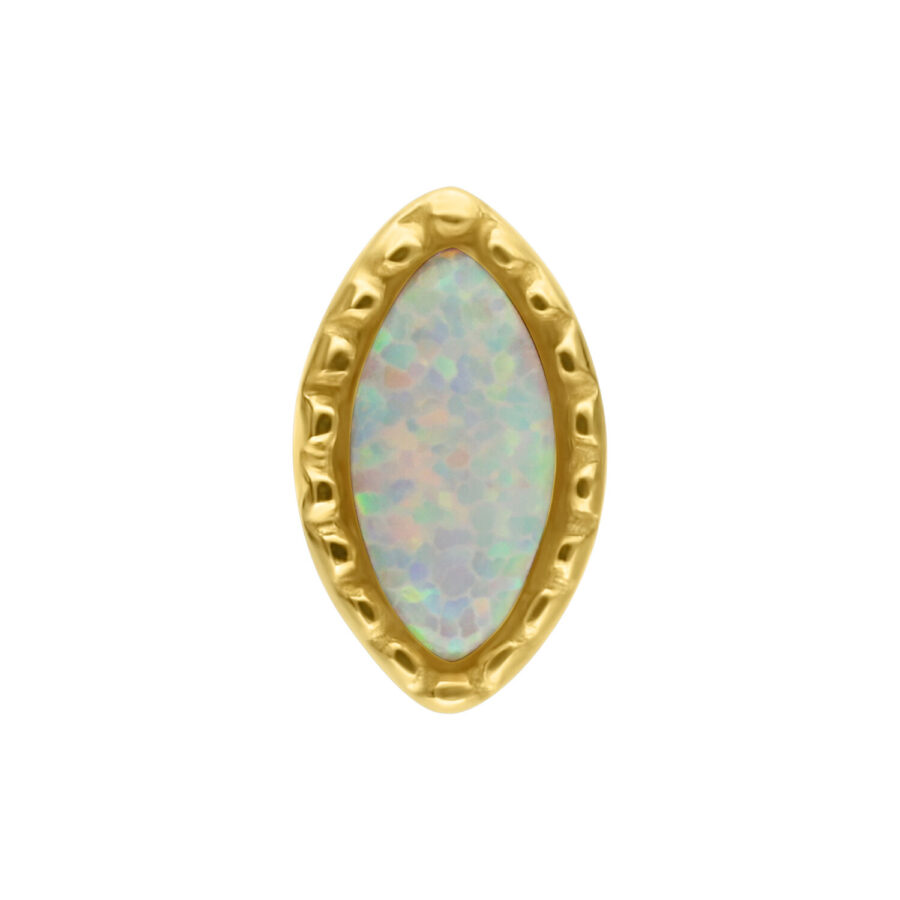 Ovaler synthetischer Opal in Goldfassung auf weißem Hintergrund