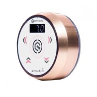 Critical Atomxr Netzteil Rosegold/Weiß Rundes Netzteil in Rosegold und Weiß auf weißem Hintergrund