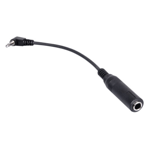 Schwarzes Adapterkabel mit 3.5mm Stecker und 6.3mm Buchse auf weißem Hintergrund