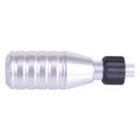Silberner Handgriff 25mm mit geriffelter Oberfläche und schwarzem Ende auf weißem Hintergrund