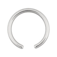 Silberner Clip in Ring aus Chirurgenstahl mit neutralem Hintergrund