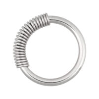 Silberner Cobra Coil Ring aus Chirurgenstahl Silberner Cobra Coil Ring aus Chirurgenstahl mit Spiraldesign auf weißem Hintergrund
