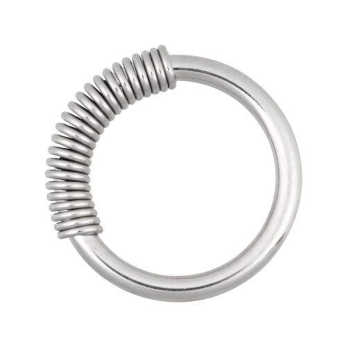 Silberner Cobra Coil Ring aus Chirurgenstahl mit Spiraldesign auf weißem Hintergrund