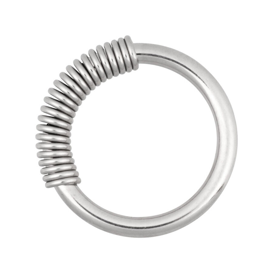 Silberner Cobra Coil Ring aus Chirurgenstahl Silberner Cobra Coil Ring aus Chirurgenstahl mit Spiraldesign auf weißem Hintergrund