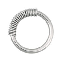 Cobra Coil Ring aus Chirurgenstahl, 16 mm Silberner Cobra Coil Ring aus Chirurgenstahl mit gewundener Oberfläche auf weißem Hintergrund