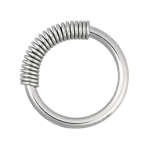 Silberner Cobra Coil Ring aus Chirurgenstahl mit gewundener Oberfläche auf weißem Hintergrund