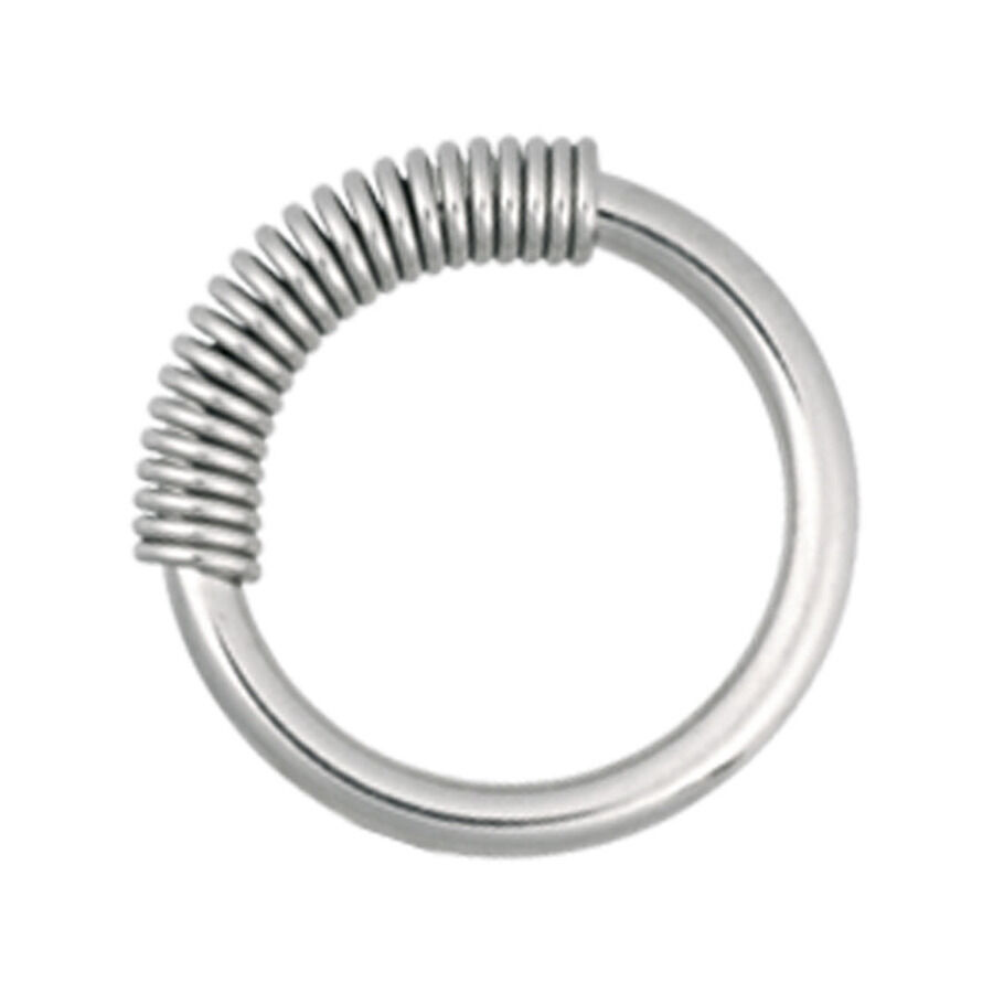 Cobra Coil Ring aus Chirurgenstahl, 16 mm Silberner Cobra Coil Ring aus Chirurgenstahl mit gewundener Oberfläche auf weißem Hintergrund