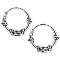 Silberne Creolen mit Knotendesign Zwei silberne Creolen mit dekorativen Knoten auf weißem Hintergrund