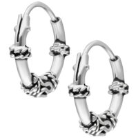 Silberne Creolen mit Knotendesign Silberne Creolen mit dekorativen Knoten auf weißem Hintergrund