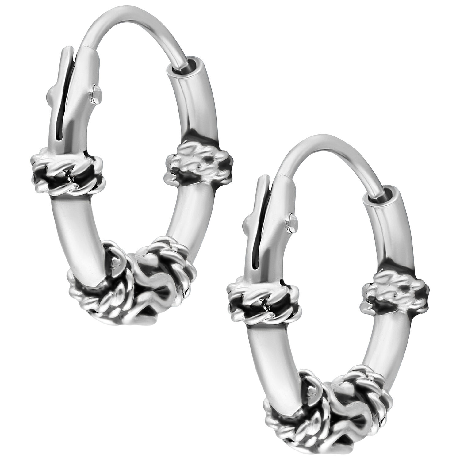 Silberne Creolen mit Knotendesign Silberne Creolen mit dekorativen Knoten auf weißem Hintergrund