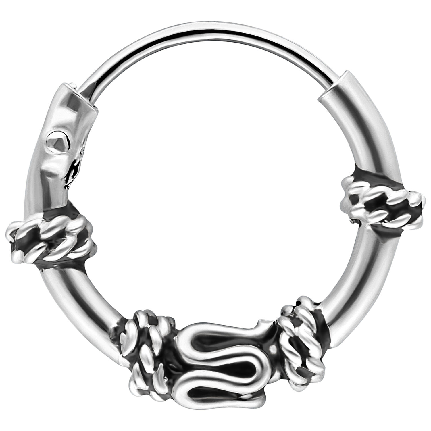 Silberne Creole mit Knotendesign Silberne Creole mit drei Knoten und glatter Oberfläche auf weißem Hintergrund