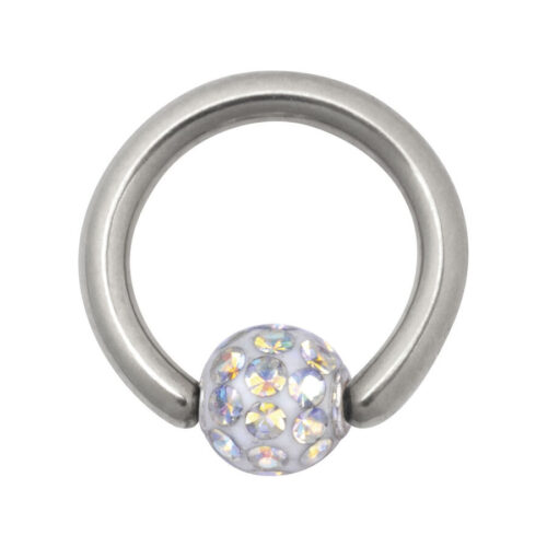 Silberner Titanring mit Kugel aus Aurora Boreale Kristallen auf weißem Hintergrund