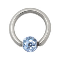 Hellblauer Multi Jewelled Clip in Ring 6,0 mm Silberner Clip in Ring mit hellblauer Kristallkugel auf weißem Hintergrund
