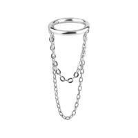 Silberfarbener Hinged Ring mit doppelten Ketten auf weißem Hintergrund