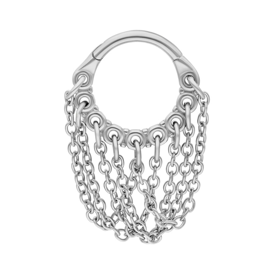 Silberner Piercingring mit mehreren Ketten auf weißem Hintergrund