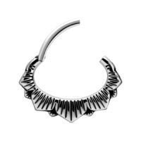 Silberner Hinged Floral Clicker aus Chirurgenstahl Silberner Hinged Floral Clicker mit floralen Details auf weißem Hintergrund