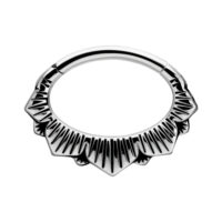 Floral Septum Clicker aus Chirurgenstahl Silberner Septum Clicker mit floralem Design auf weißem Hintergrund