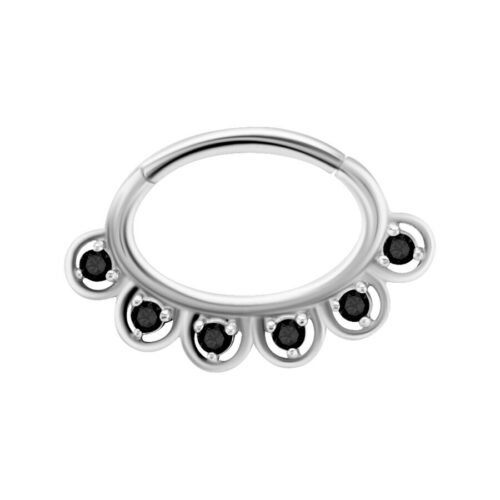 Silberner Septum Clicker mit schwarzen Kristallen auf weißem Hintergrund