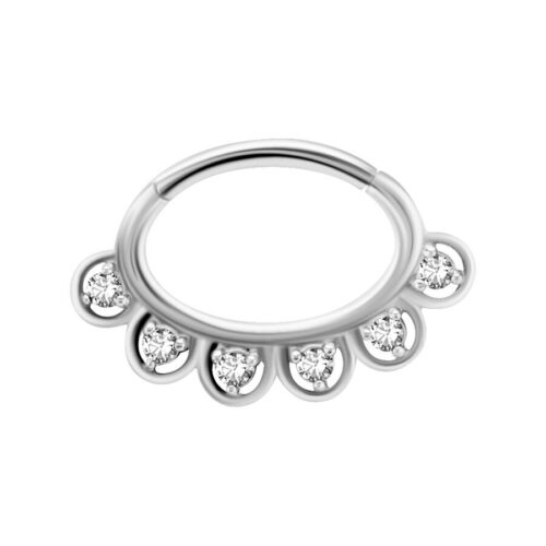 Silberner Piercing-Ring mit funkelnden Kristallen, Studiohintergrund
