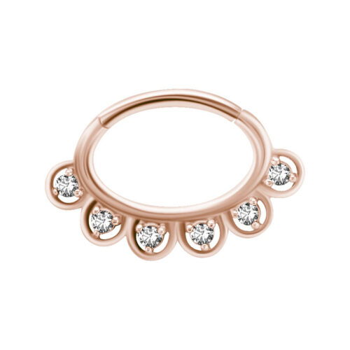 Roségoldener Piercing-Ring mit fünf klaren Kristallen auf weißem Hintergrund