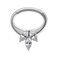 Silberner Septum Clicker mit Kristallen Silberner Hinged Ring mit drei klaren Kristallen auf weißem Hintergrund