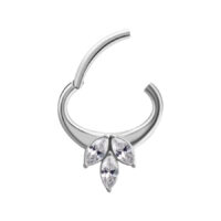Hinged Dolores Clicker Silber mit Kristallen Silberner Hinged Dolores Clicker mit drei klaren Kristallen auf weißem Hintergrund