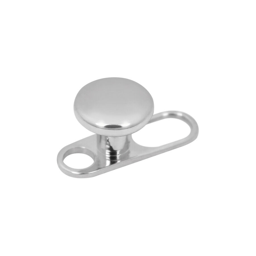 Silbernes Titan Dermal Anchor Piercing Silbernes Titan-Piercing mit 2 Löchern auf weißem Hintergrund