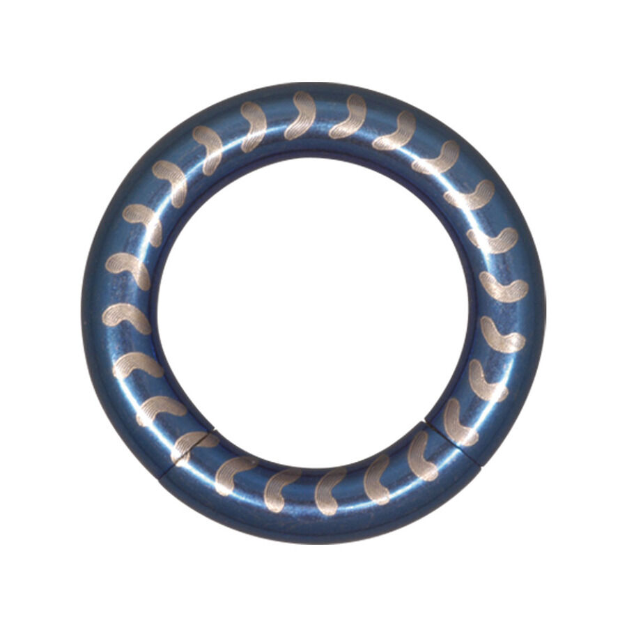 Blauer Segmentring aus Chirurgenstahl Blauer Segmentring mit silbernen Wirbelmuster auf weißem Hintergrund