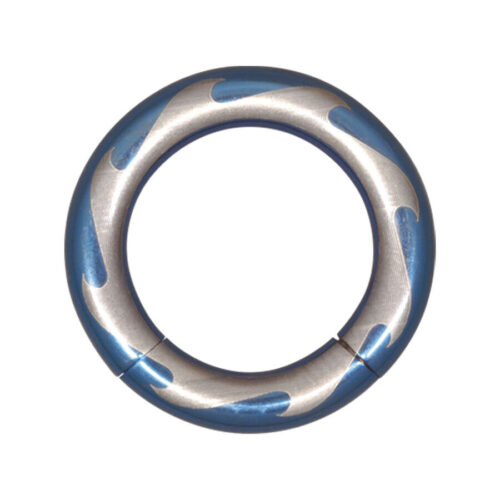Silber-blauer Segmentring aus Chirurgenstahl auf weißem Hintergrund