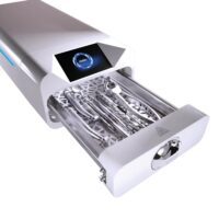 Enbio Autoklav S mit geöffnetem Fach Weißer Enbio Autoklav S mit geöffnetem Fach und Sterilisationswerkzeug