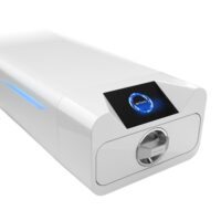 Weißer Enbio Autoklav S mit Display Weißer Enbio Autoklav S auf weißem Hintergrund mit blauem Display